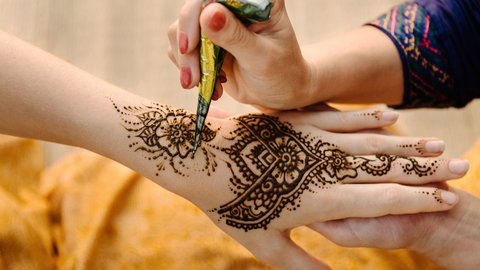 Cara Bikin Henna Di Tangan Yang Mudah gambar henna 