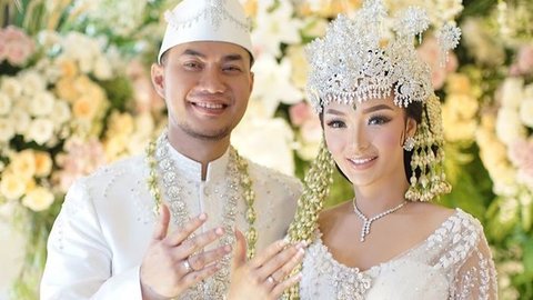 Resmi Jadi Istri Duda Tajir Asal Kalimantan Zaskia Gotik Pamer Kejutan Dari Sang Suami Di Kamar Pengantin Ada Taburan Bunga Dan Lilin Remang Remang Kurio