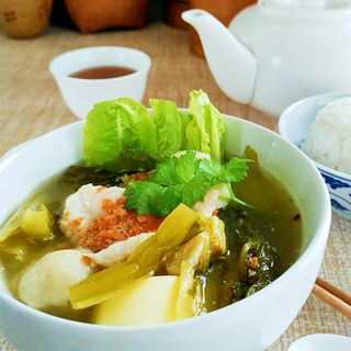 Sup Sawi Asin dengan Bakso Ikan dan Tahu Telur, Segar Banget!