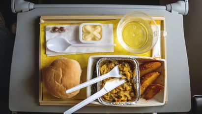 7 Fakta Menarik Tentang Makanan di Pesawat