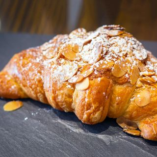 Almond Croissant, Enak Disajikan dengan Kopi