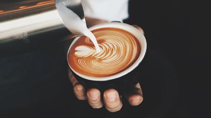 Mengenal Segar Dingin Es Kopi Susu Ala Café Kekinian