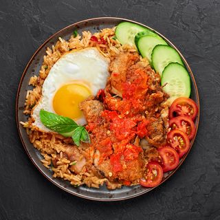 Resep Nasi Goreng Ayam Geprek Untuk Makan Siang | Endeus.TV