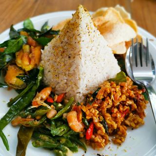 Nasi Gurih Aceh Lengkap, dengan Ayam Tangkap
