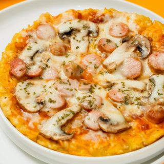 Pizza Mie Jamur Sosis, Sarapan Simpel Favorit Anak