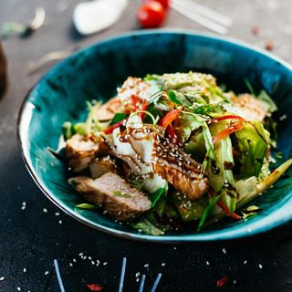 Thai Chicken Salad dengan Cita Rasa Asia yang Sedap