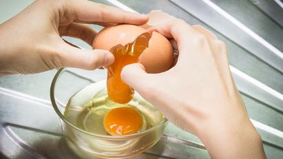 Berbagai Kesalahan Saat Memecahkan Kulit Telur yang Sering Dilakukan