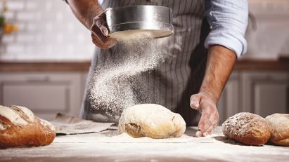 4 Cara Menguleni Adonan Roti dengan Tepat 