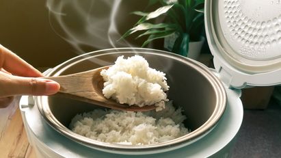 Mengatasi Nasi di Rice Cooker Yang Cepat Menguning dan Basi Dengan Langkah Mudah