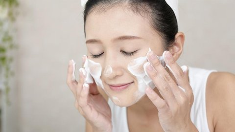 Cara Menghilangkan Bruntusan Di Wajah Dengan 13 Facial Wash Di Bawah Rp50 Ribu Kurio